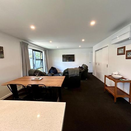 Modern Family Pad In Cromwell Villa Buitenkant foto